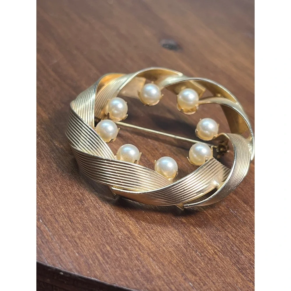 50s 60s Vtg Gold Tone Faux Pearl Wreath Brooch Textured Ribbon Circle Pin 1.5